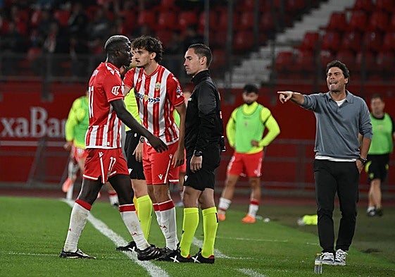 Lopy se retira del campo sin mirar a Gui Guedes, luego no saludó al técnico.