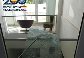 Ventana fracturada para acceder al chalet en el que entró a robar.