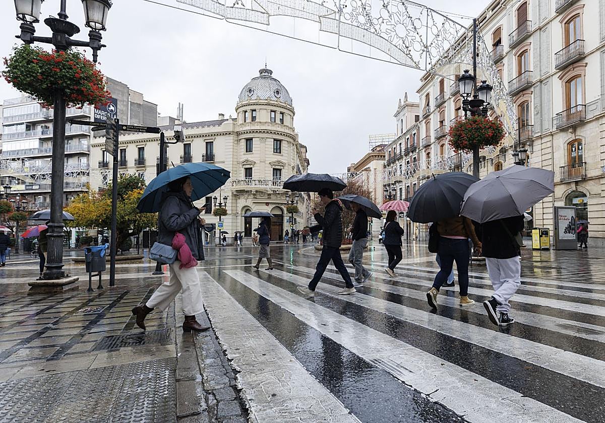 Un frente frío trae lluvia y tormentas a Granada en 24 horas.