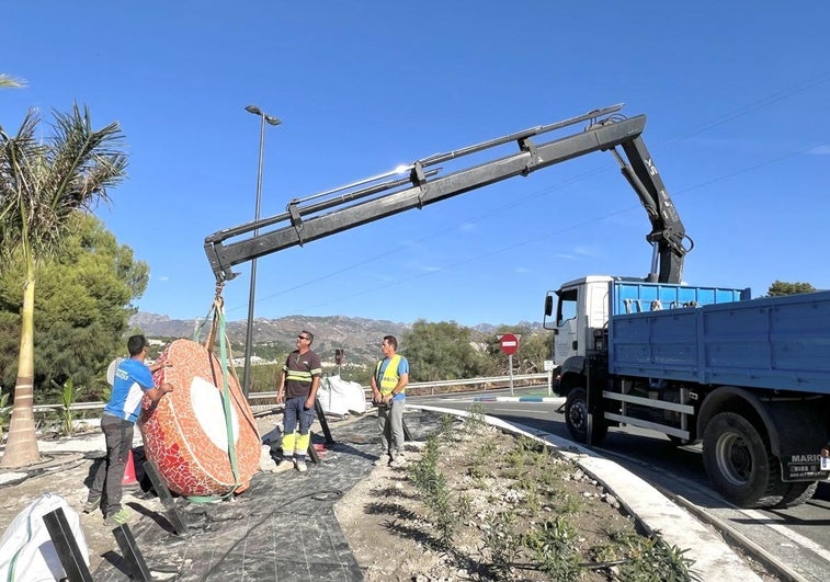 Almuñécar coloca las primeras frutas subtropicales gigantes en sus rotondas