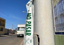 Restos del cordón en el lugar donde se halló el vehículo con el cadáver en el polígono de San Agustín.