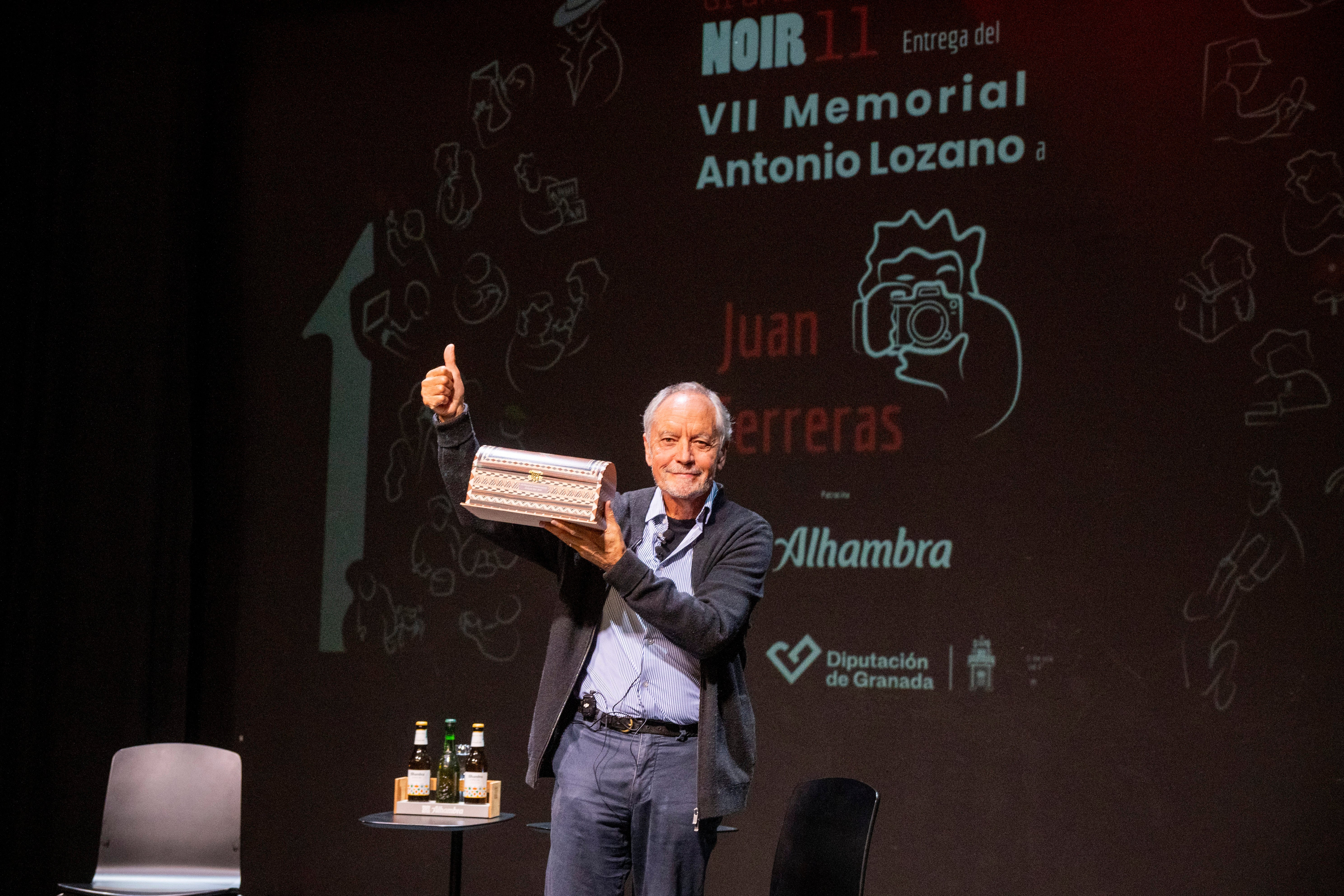 Juan Ferreras, tras recoger el premio Memorial Antonio Lozano de Granada Noir.