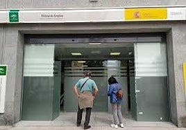 Dos personas en una oficina de empleo.