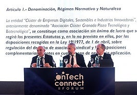 Marcelo Vázquez flanqueado por Antonio Alcántara, gerente de onTech y Luis Fernández Palacios, secretario general de la CEA.