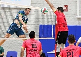 Mikko Räsänen supera el bloqueo que le plantea Felipe de Mello.