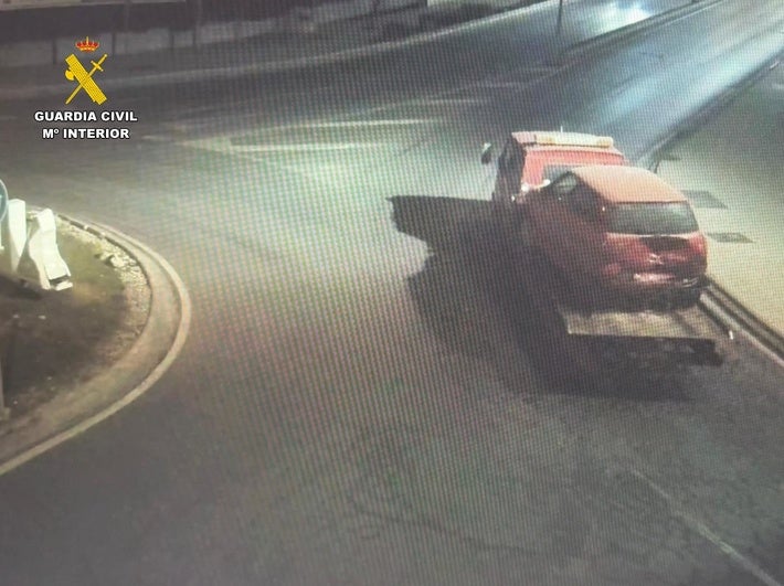 Roban una grúa para llevarse coches aparcados en las puertas de talleres de Granada