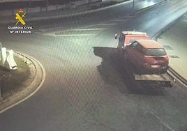 Una cámara graba la grúa robada transportando uno de los coches sustraídos