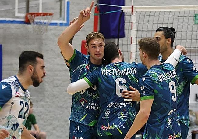 Mikko, con el brazo en alto, celebra uno de los puntos frente a UC3M Leganés.