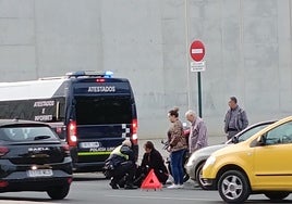 Colisión entre un coche y una moto en la avenida de la Ciencia.