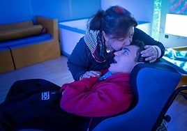 Magdalena besa a su hijo Antoñito, atendido a diario en el área hospitalaria de la Fundación Purísima Concepción.