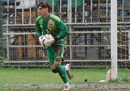 Carlos Guirao avanza con un balón entre manos durante su última convocatoria con la sub 18.