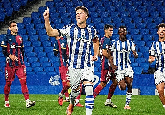 Peru Rodríguez celebra su gol de penalti al Huesca.