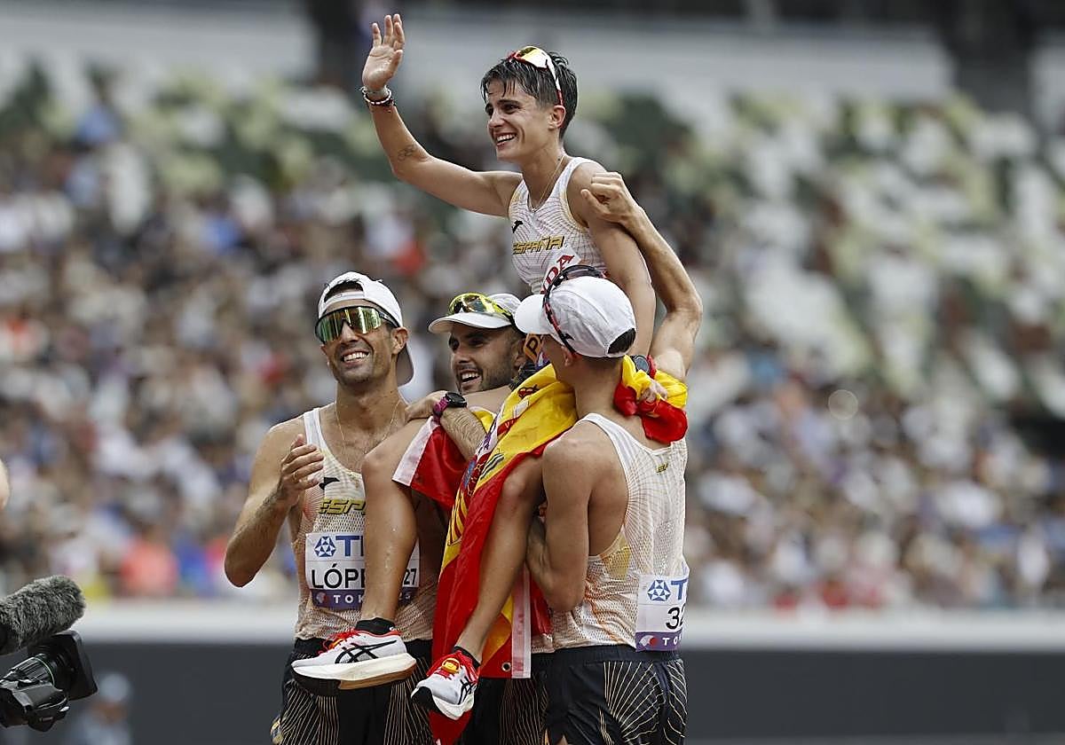 María Pérez, a hombros de sus compañeros en el Mundial de Tokio.