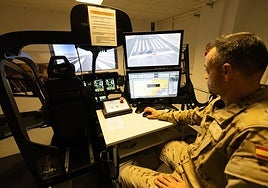 Uno de los instructores trabaja con uno de los simuladores que se integrarán en el nuevo centro.