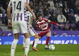 Pablo Sáenz intenta desbordar a un futbolista del Valladolid.