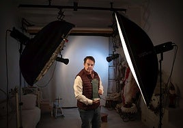 Jesús Vergara posa con el premio internacional Luces de Granada en su estudio.
