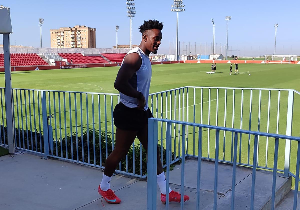 Moha Bouldini, en un entrenamiento anterior con el Granada.