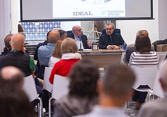 Un público atento siguió la conversación entre Eduardo Peralta y Fermín Bocos en el Cuarto Real.