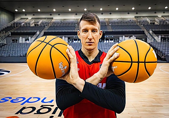 Luka Bozic espera al Valencia Basket en el Palacio de los Deportes.