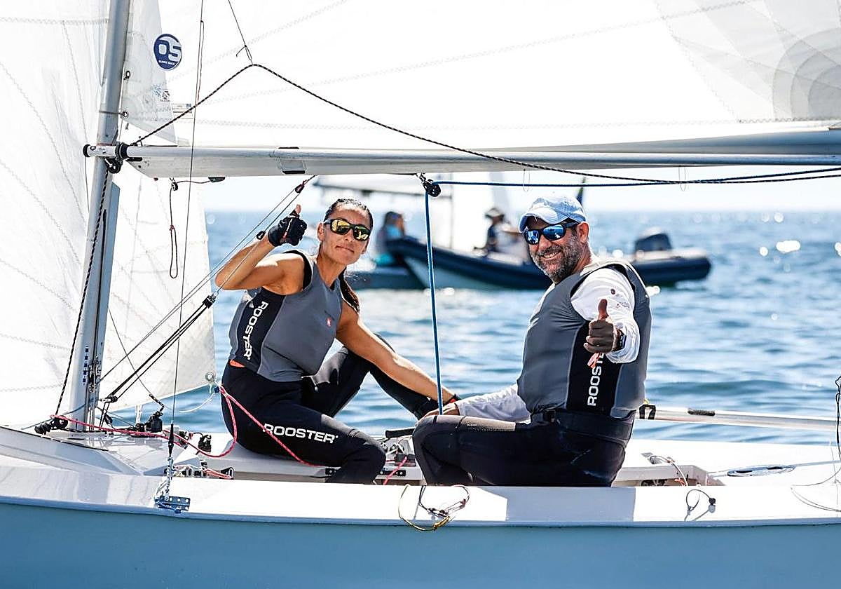 Los motrileños Ángel Ballesteros y Sonia Hidalgo posan contentos tras finalizar una jornada.