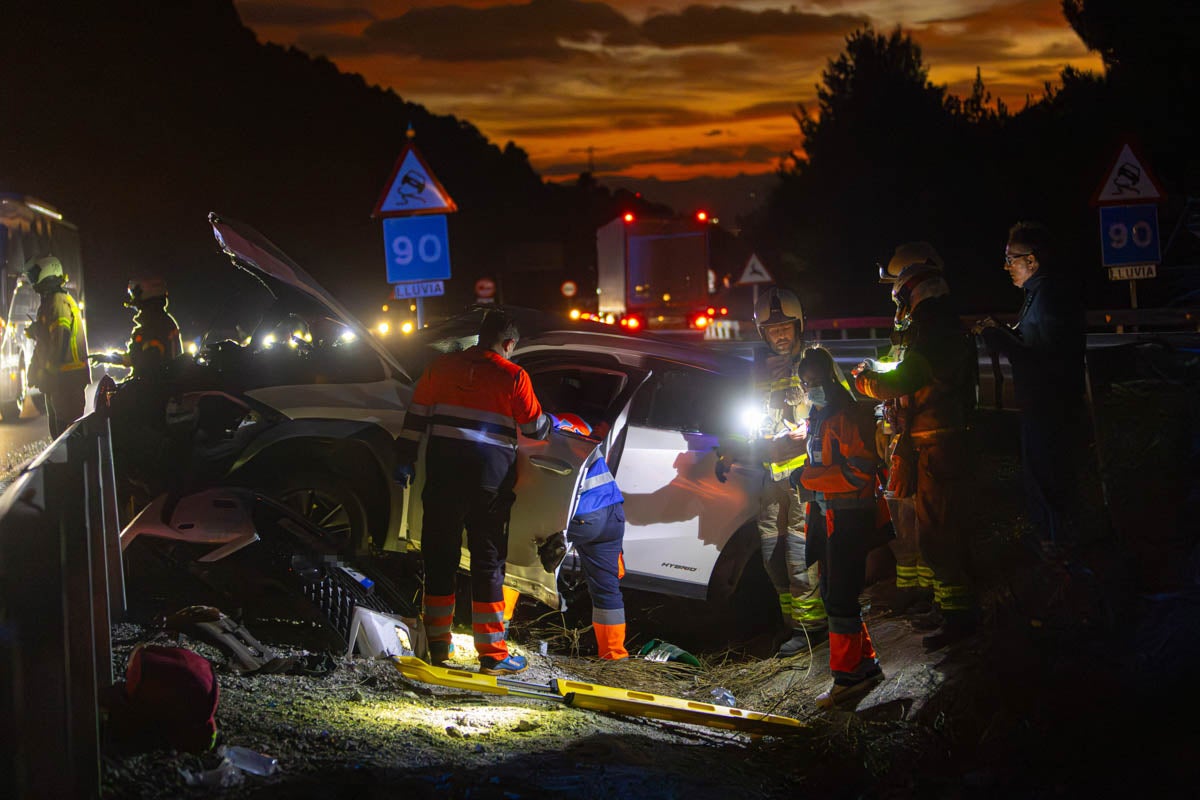 Las imágenes del rescate de un hombre atrapado tras el accidente de la A-92