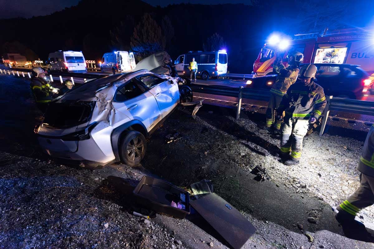 Las imágenes del rescate de un hombre atrapado tras el accidente de la A-92