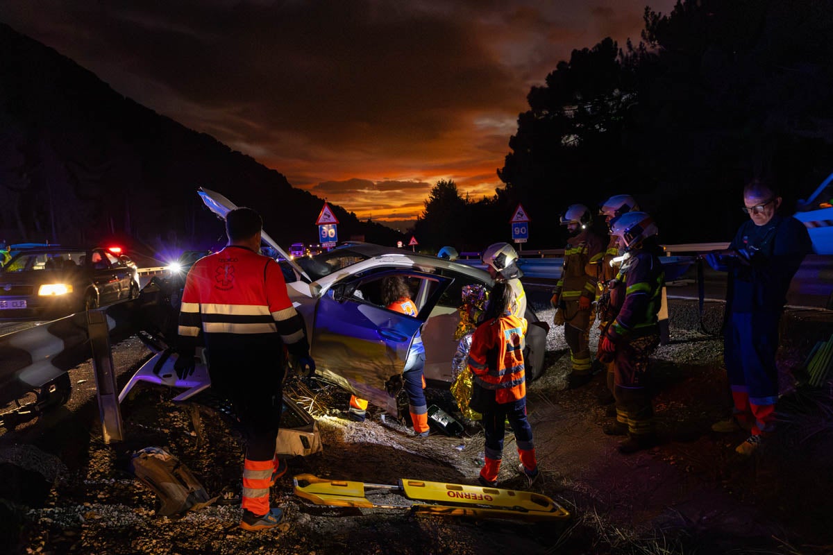 Las imágenes del rescate de un hombre atrapado tras el accidente de la A-92