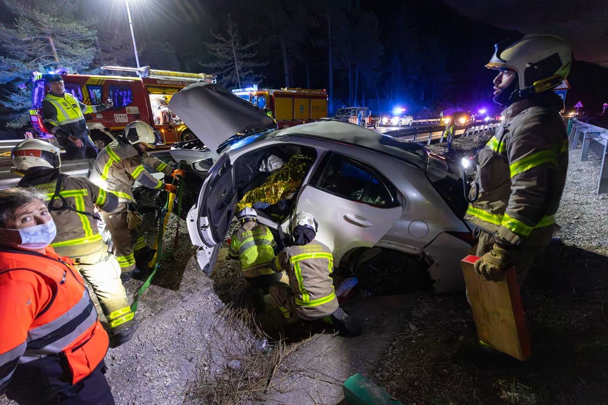 Las imágenes del rescate de un hombre atrapado tras el accidente de la A-92
