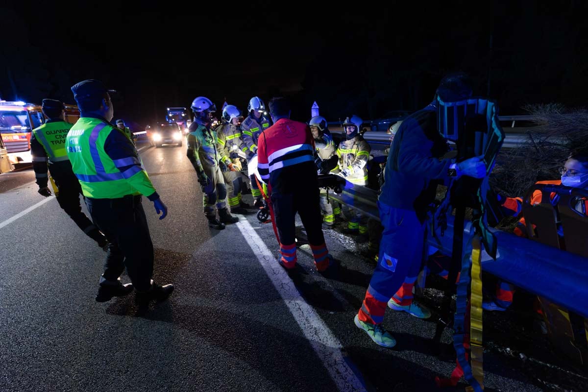 Las imágenes del rescate de un hombre atrapado tras el accidente de la A-92