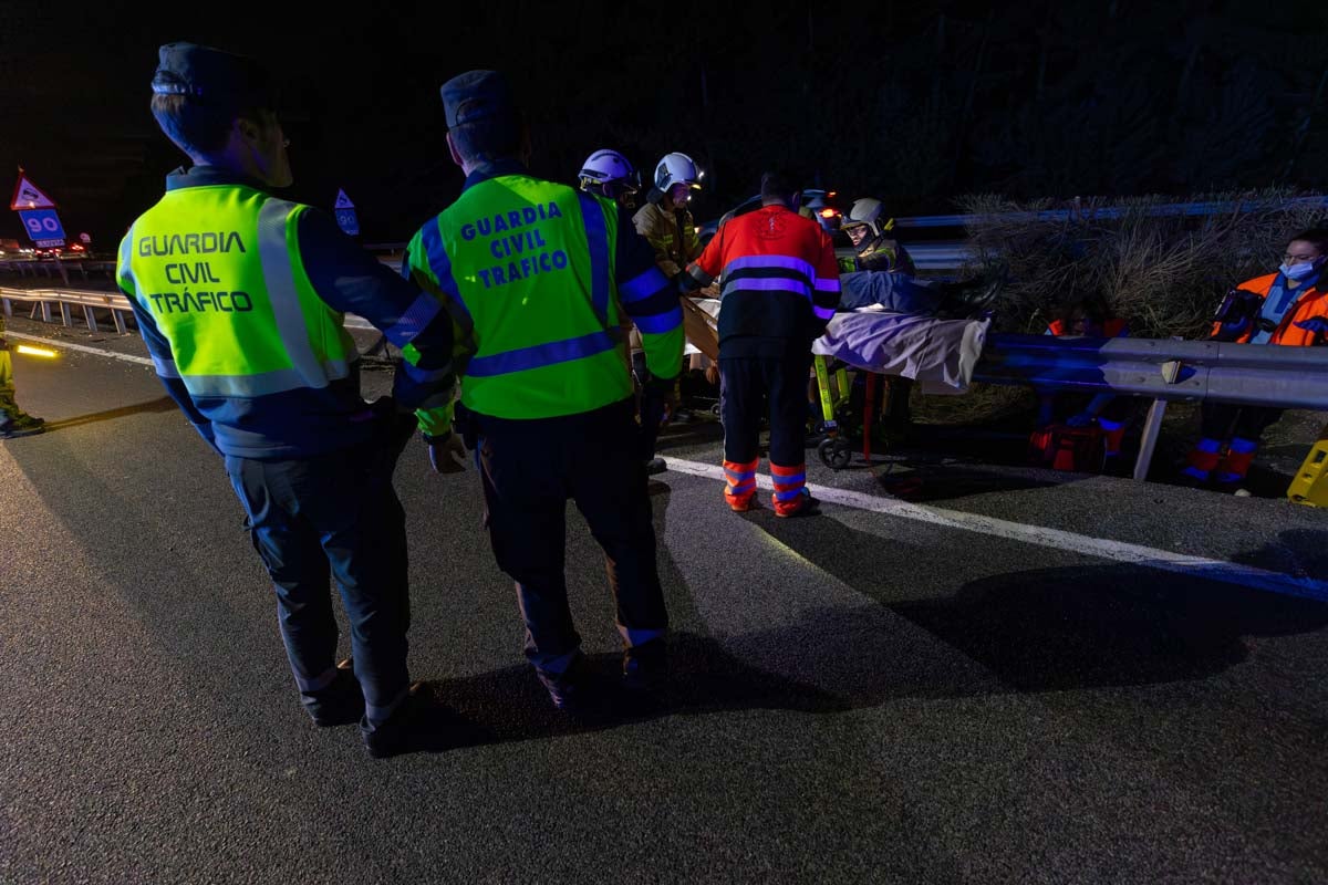 Las imágenes del rescate de un hombre atrapado tras el accidente de la A-92
