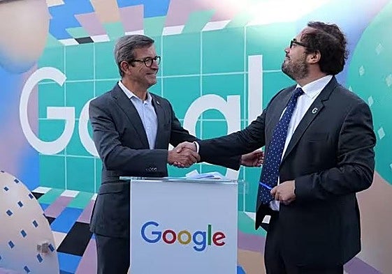 El consejero de Industria, Jorge Paradela, y el director de Políticas Públicas y Relaciones Institucionales de Google Iberia, Miguel Escassi, han firmado un protocolo general de actuación entre la Agencia Digital de Andalucía y Google.