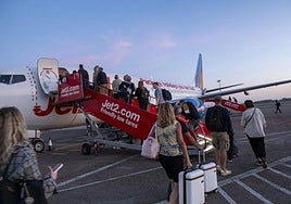 Viajeros embarcan en un avión de Jet2, aerolínea que conectará Almería con East Midlands, en Reino Unido.