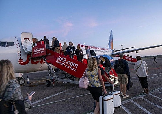 Viajeros embarcan en un avión de Jet2, aerolínea que conectará Almería con East Midlands, en Reino Unido.