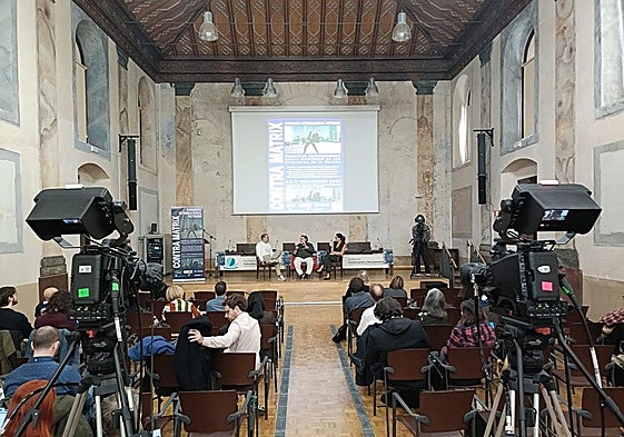 Sesiones del Congreso Internacional FicTrans en la Facultad de Comunicación de la UGR.