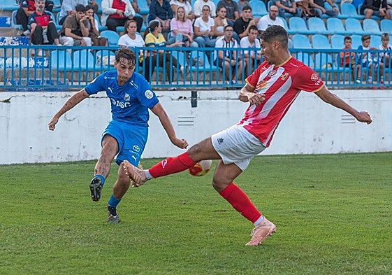 El mediapunta Álvaro, del Motril, es baja por lesión.