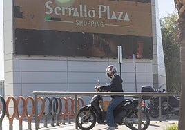 El nuevo logo del Serrallo Plaza en una de las pantallas del centro.