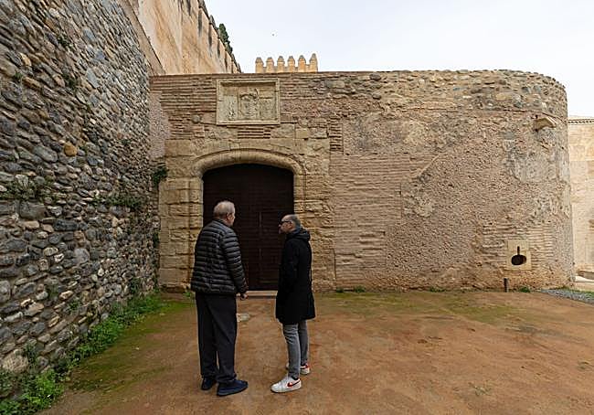 Entrada al baluarte por la Cuesta de los Chinos, con los símbolos de los Reyes Católicos encima de la puerta.