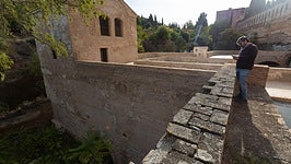 En la parte inferior del muro que da al río se observan los restos del puente.
