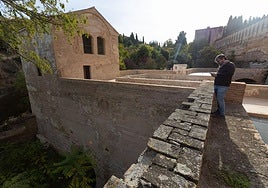 En la parte inferior del muro que da al río se observan los restos del puente.