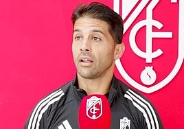 Luis Bueno, con el Granada.