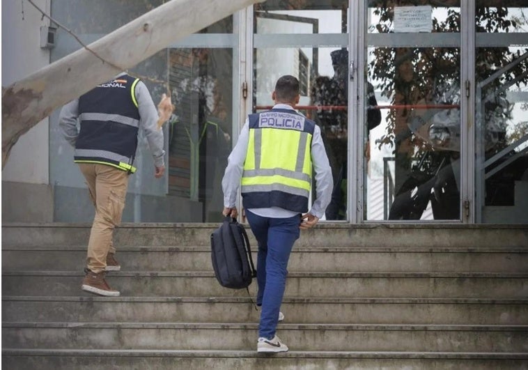 Los 43 investigados por los exámenes amañados: oficiales, policías locales opositores y familiares directos