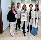 Francesca Perin muestra su premio junto a su equipo