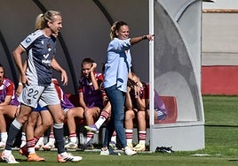 La entrenadora Irene Ferreras, durante un partido con el Granada femenino.