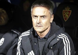 Fran Escribá, sentado en el banquillo de La Romareda como entrenador del Granada.