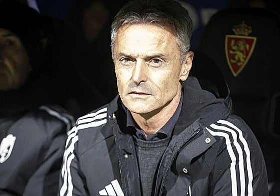 Fran Escribá, sentado en el banquillo de La Romareda como entrenador del Granada.