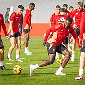 Martn Hongla, durante un entrenamiento con el Granada.