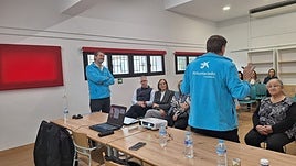 Más de mil personas mayores de Granada reciben formación sobre seguridad en internet y servicios bancarios