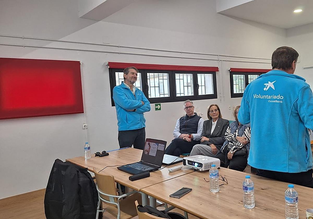 Más de mil personas mayores de Granada reciben formación sobre seguridad en internet y servicios bancarios