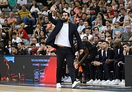 El técnico Ramón Díaz, durante un partido del Covirán Granada.