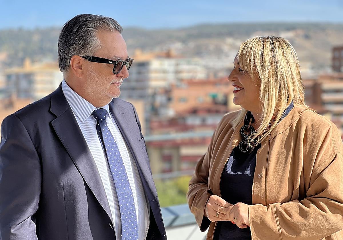 El Director General de Caja Rural Granada, Jerónimo Luque y la Alcaldesa de Las Gabias, Meri Sábada